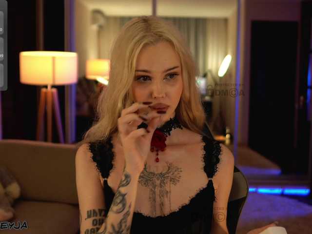 ManiFreyja live webcam show