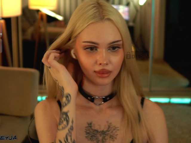 ManiFreyja live webcam show