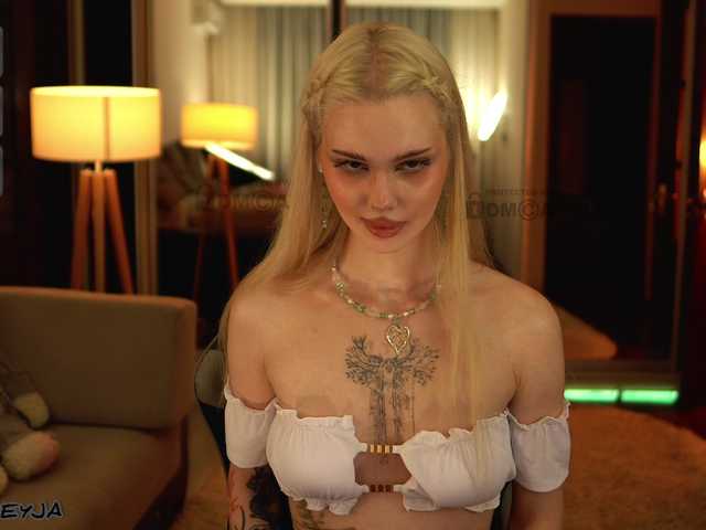ManiFreyja live webcam show
