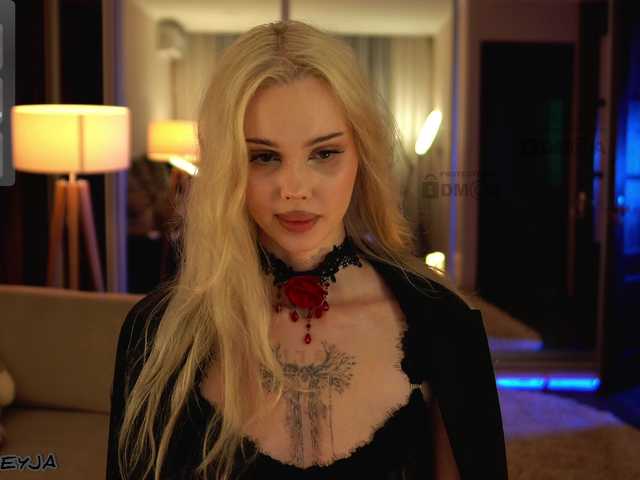 ManiFreyja live webcam show