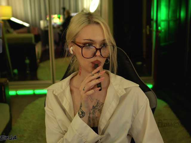 ManiFreyja live cam on BongaCams
