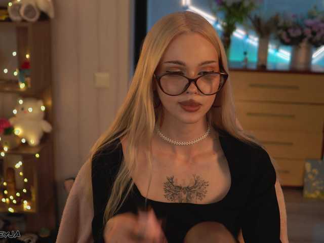 ManiFreyja's BongaCams show and profile