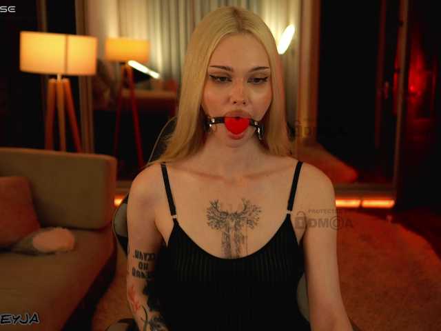 ManiFreyja live webcam show