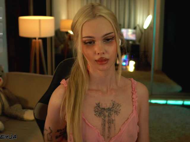 ManiFreyja live webcam show