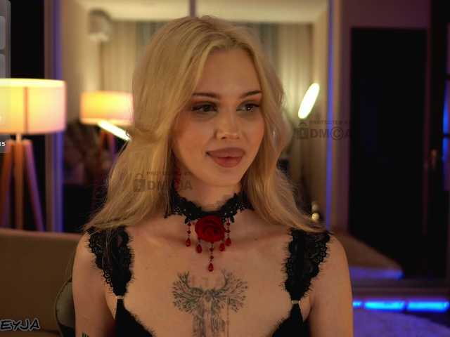 ManiFreyja live webcam show