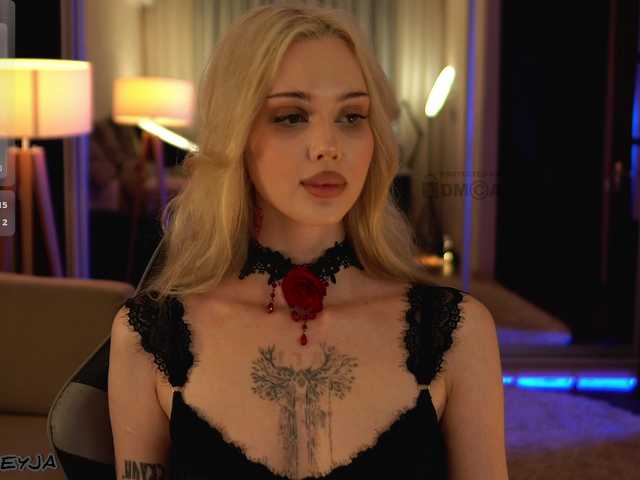 ManiFreyja live webcam show