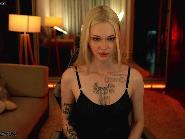 ManiFreyja live webcam show
