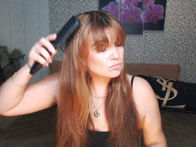 AwesomeValen — live female cam