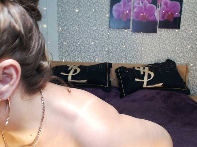 AwesomeValen live cam on BongaCams