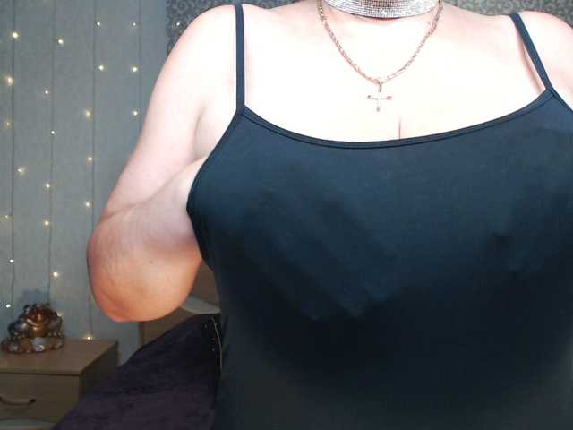 AwesomeValen live cam on BongaCams