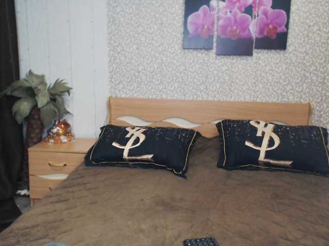 AwesomeValen — live female cam