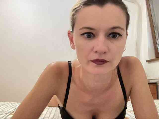 OnikaLove webcam