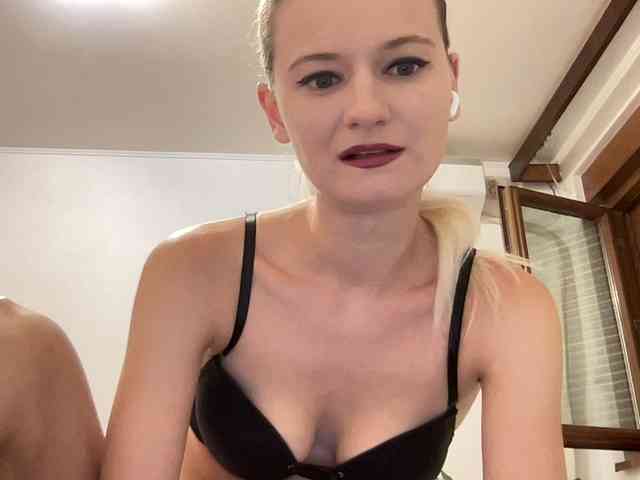 OnikaLove webcam