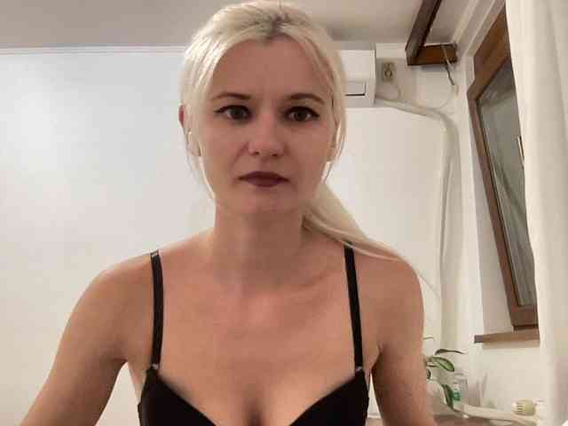 OnikaLove webcam