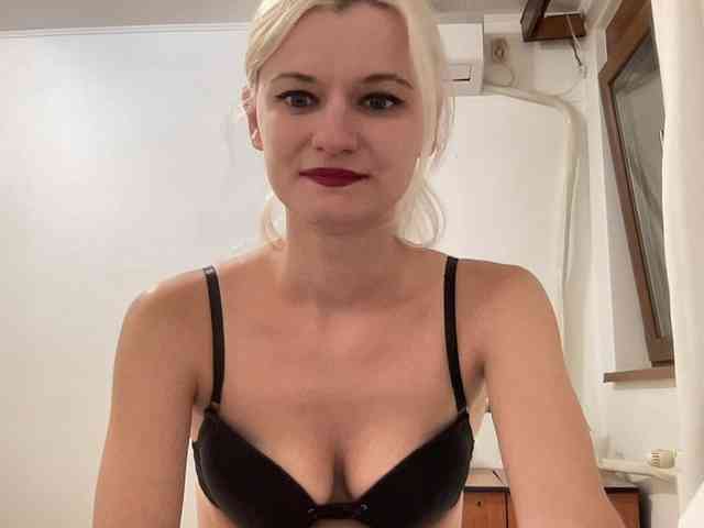 OnikaLove webcam