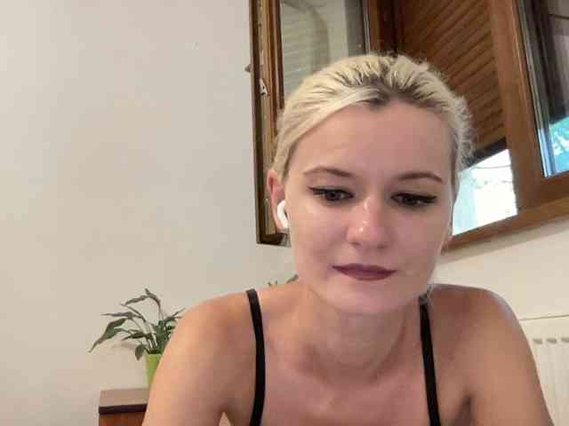 OnikaLove webcam
