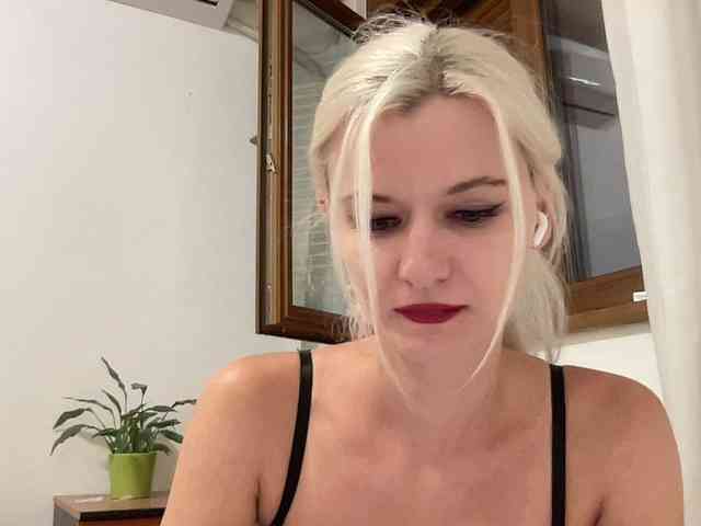 OnikaLove webcam