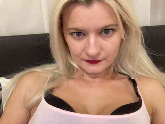 OnikaLove webcam