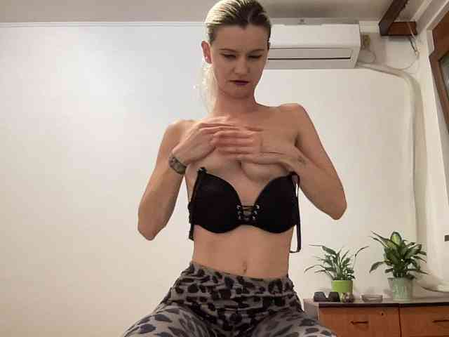 OnikaLove webcam