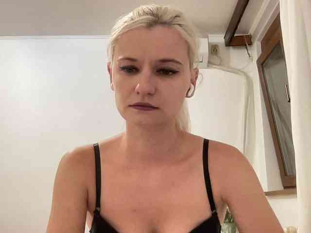 OnikaLove webcam