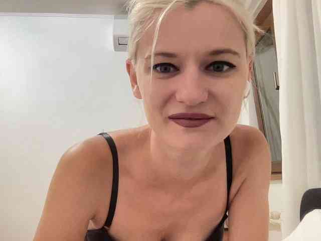 OnikaLove webcam