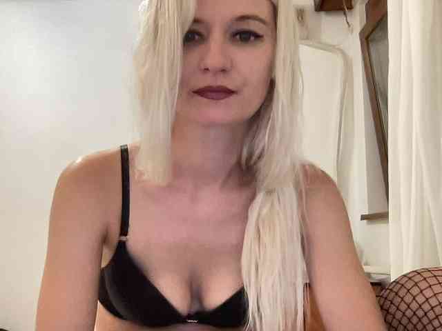 OnikaLove webcam