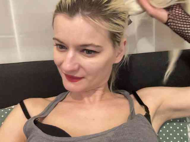 OnikaLove webcam