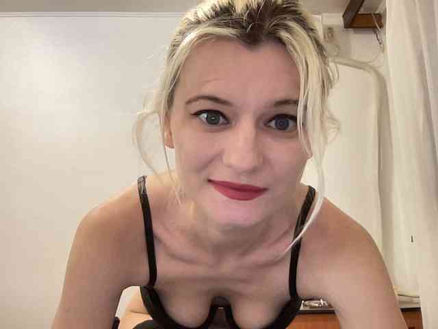 OnikaLove webcam