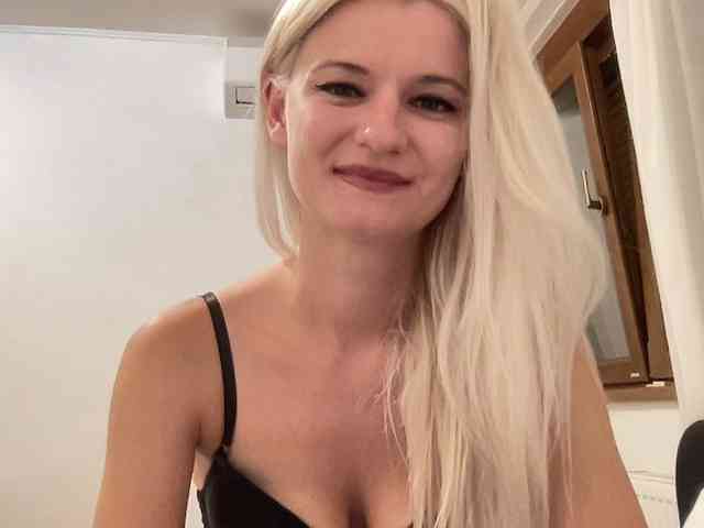 OnikaLove webcam