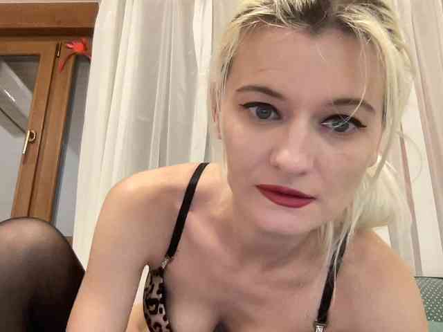 OnikaLove webcam