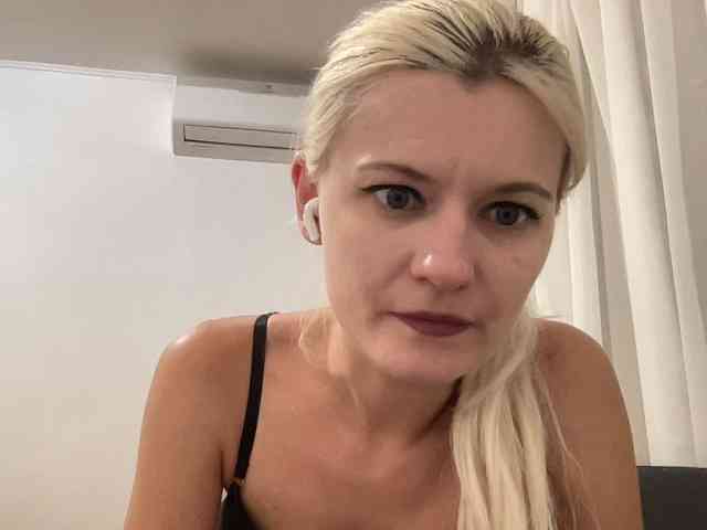 OnikaLove webcam