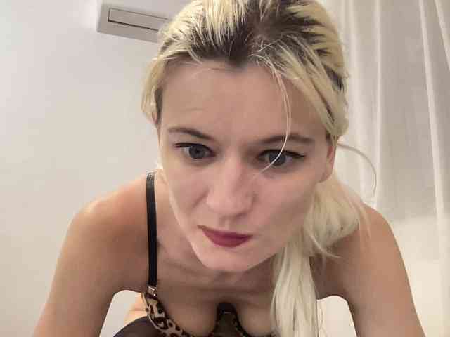 OnikaLove webcam
