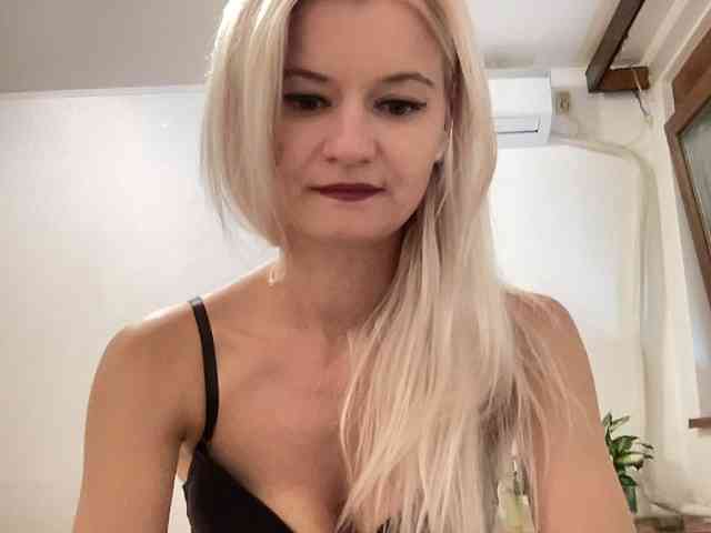 OnikaLove webcam