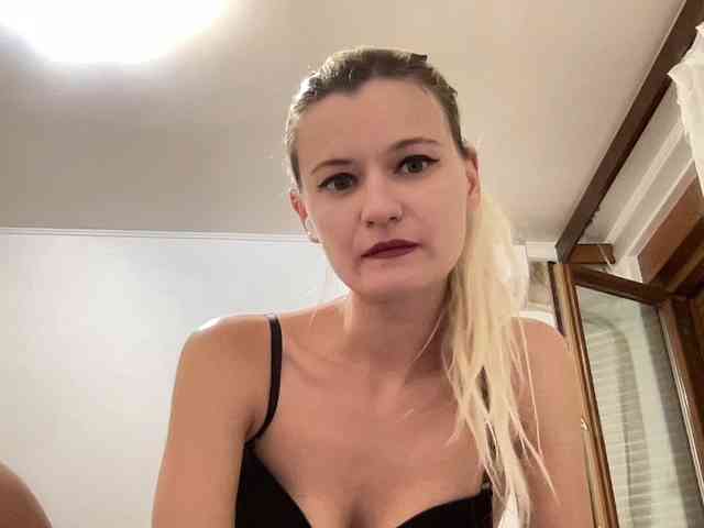 OnikaLove webcam