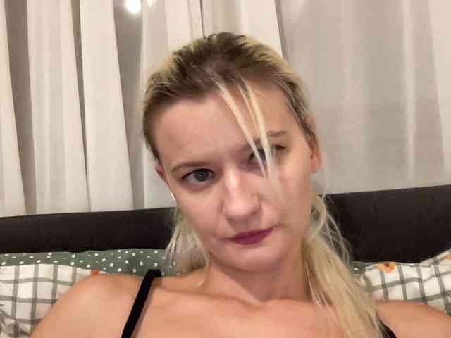 OnikaLove webcam