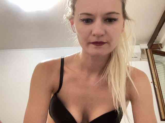 OnikaLove webcam