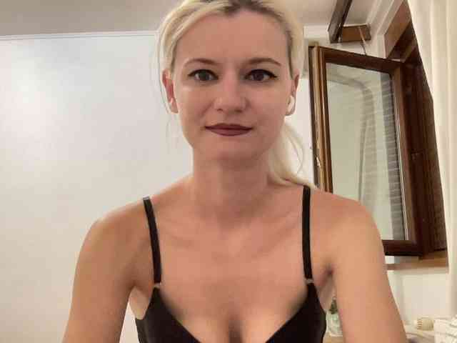 OnikaLove webcam