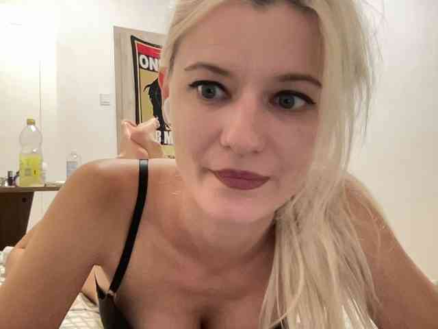 OnikaLove webcam