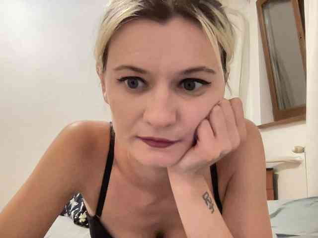 OnikaLove webcam