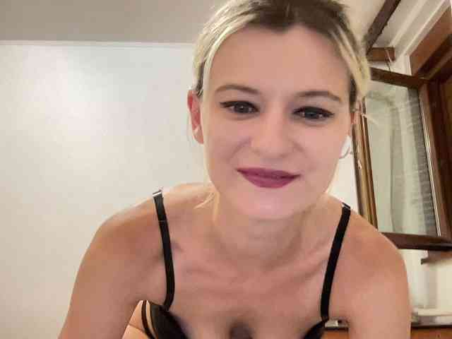 OnikaLove webcam