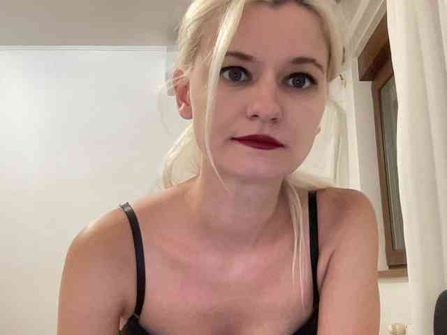 OnikaLove webcam