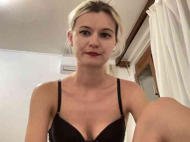 OnikaLove webcam