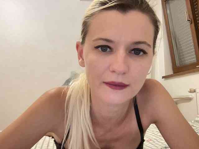 OnikaLove webcam