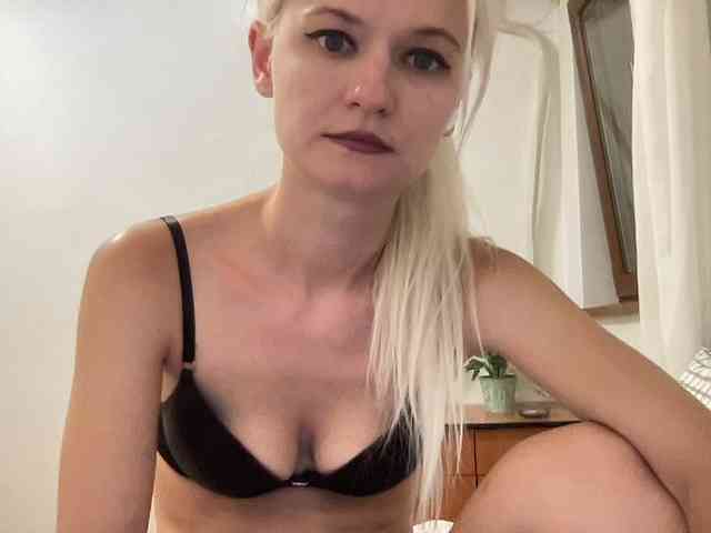OnikaLove webcam