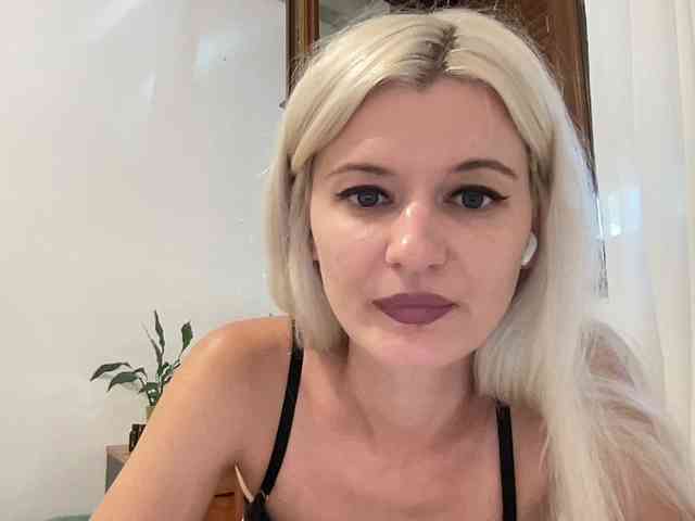 OnikaLove webcam