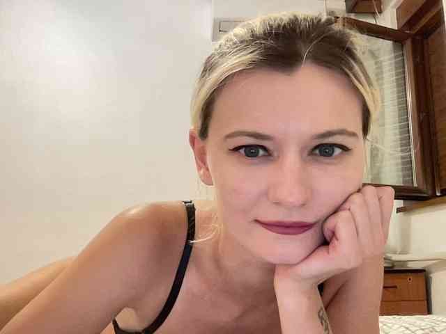 OnikaLove webcam
