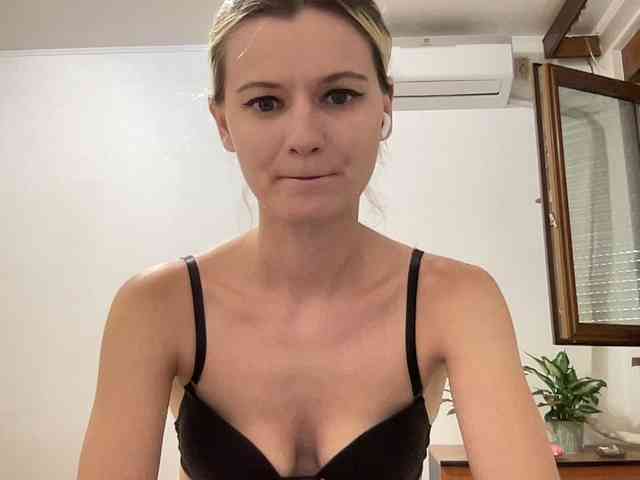 OnikaLove webcam