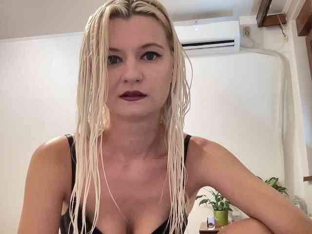 OnikaLove webcam