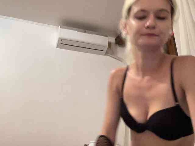 OnikaLove webcam