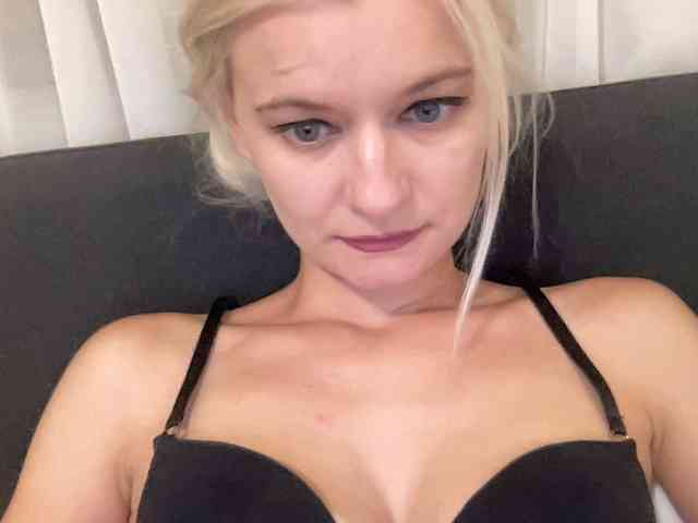 OnikaLove webcam